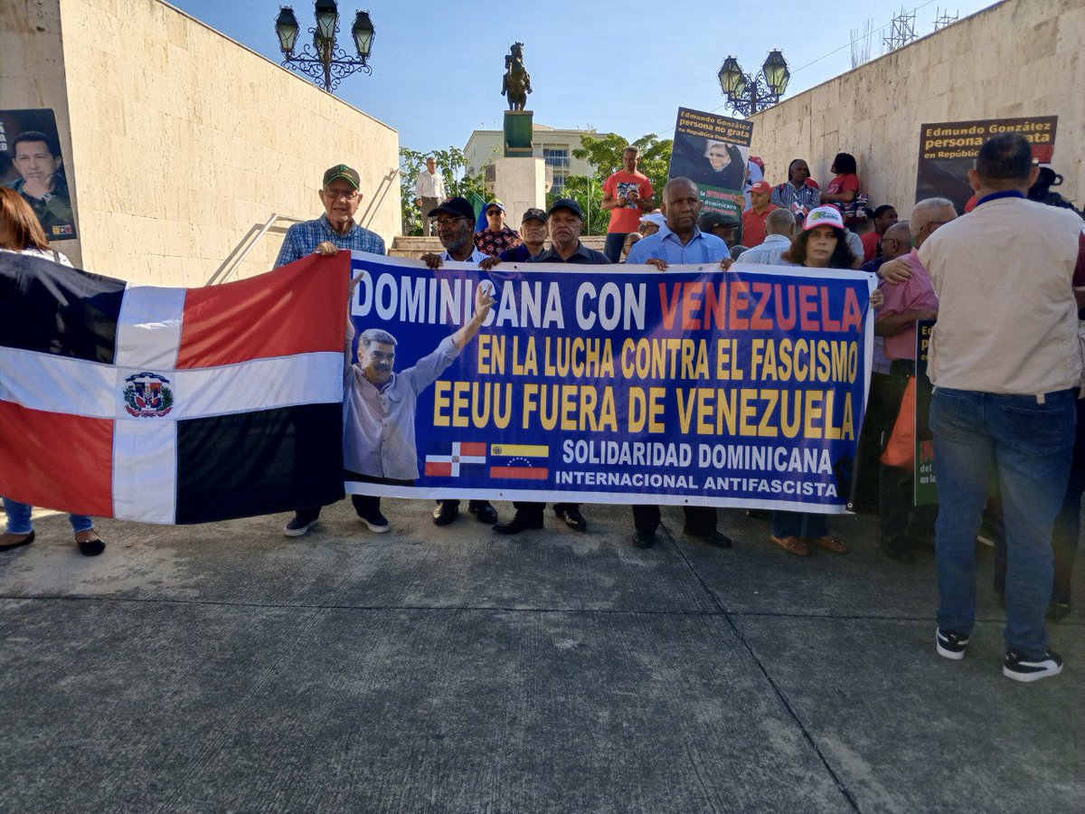 MaribelNunezV's tweet image. Concentración de solidaridad en plaza Bolivar en Santo Domingo, República Dominicana en favor y respaldo de Nicolás Maduro y la toma de posesión.

Yo juro con Maduro.
#YoJuroConMaduro
#edmundonogratord
#AbinaderViolaConstitución