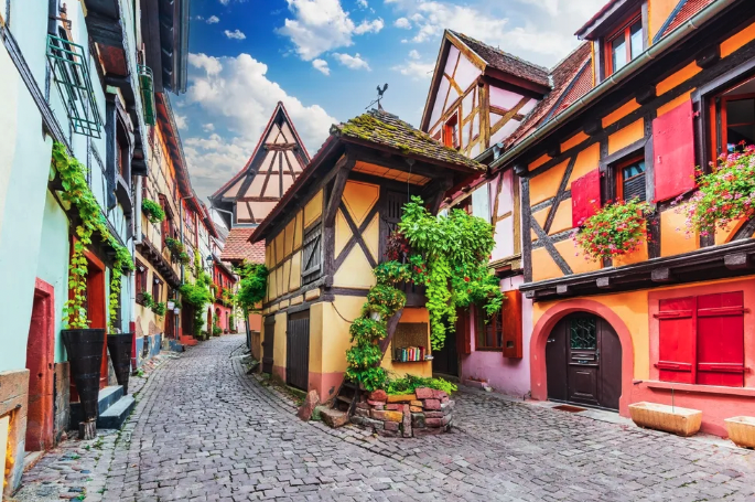 "One of the best secret places in France is Eguisheim", Alsace! 🥂

"A fairy-tale village straight out of a storybook" 🏰🍇

shorturl.at/9gcWW #lovefrance #DrinkAlsace