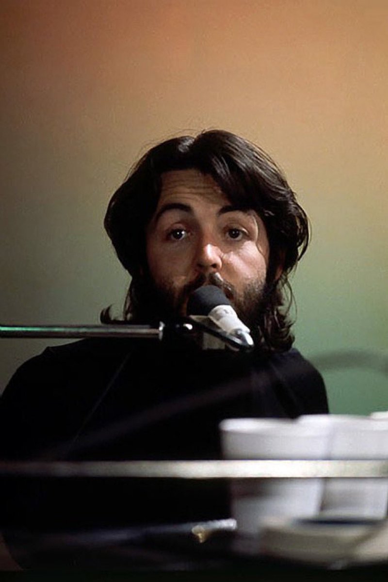 yesterdaypills's tweet image. #GetBackSessions
Giorno 6
Il 9 gennaio 1969 Paul McCartney arrivò per primo agli studi di Twickenham e si dedicò in solitudine alla composizione di alcuni brani. Tra questi, “Her Majesty”, che sarà inserita in Abbey Road, e “Another Day”, che diventerà il suo primo singolo