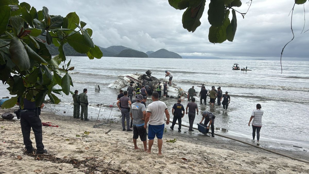elnacionalpy's tweet photo. AHORA | 🔴

🔹Terrible accidente aéreo en la playa de #Ubatuba, en Brasil 🇧🇷

🔹Se estima que, hasta ahora, hay dos muertos y algunos heridos graves.

https://t.co/waerEvHYKQ