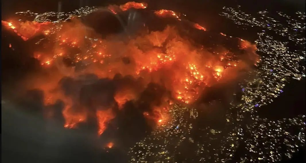 ianmiles's tweet image. The damage from the Palisades fire is now estimated to be as high as $57 billion. 

The city of Los Angeles under Karen Bass slashed the firefighting budget by about $18 million and stopped filling the hydrant reservoirs as a cost cutting measure. 

Absolutely insane.