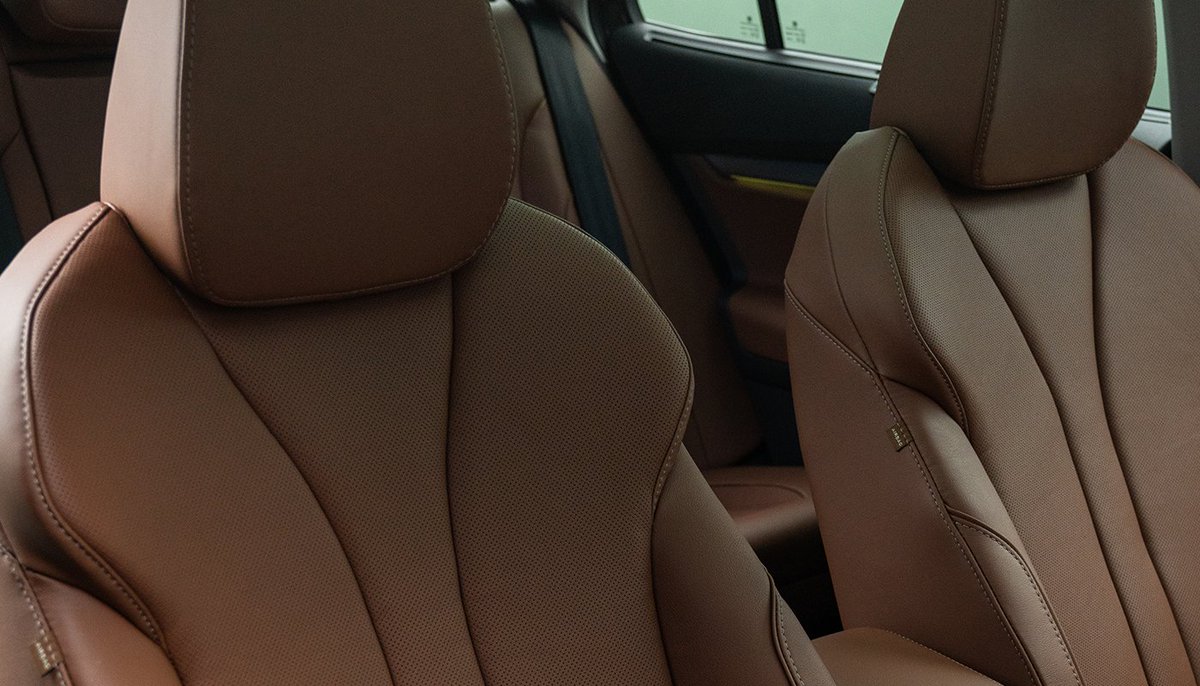 Elegantní, funkční a moderní – takový je interiér nového vozu Škoda Enyaq. Dominuje mu centrální 13" displej infotainmentu, virtuální kokpit a head-up displej s rozšířenou realitou. Volant zdobí výrazný nápis Škoda místo loga značky.