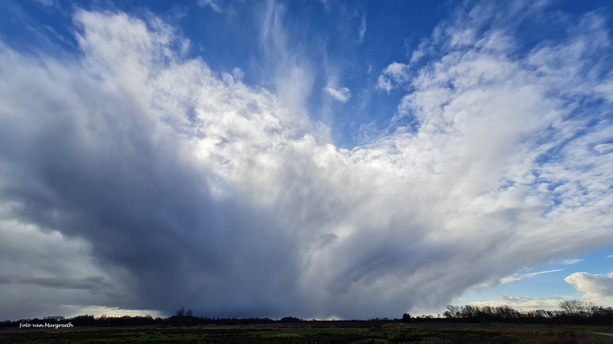 Het fietsen van kantoor naar huis was een groot feest met zulke luchten😀 <a href="/buienradar/">buienradar</a> <a href="/StormHour/">#StormHour</a> <a href="/WilliamHuizinga/">William Huizinga</a> <a href="/whoebert/">Ir. Willemijn Hoebert</a>  #NatureBeauty #naturephotography #rainshower #mooieluchten #raincloud #TwitterNatureCommunity