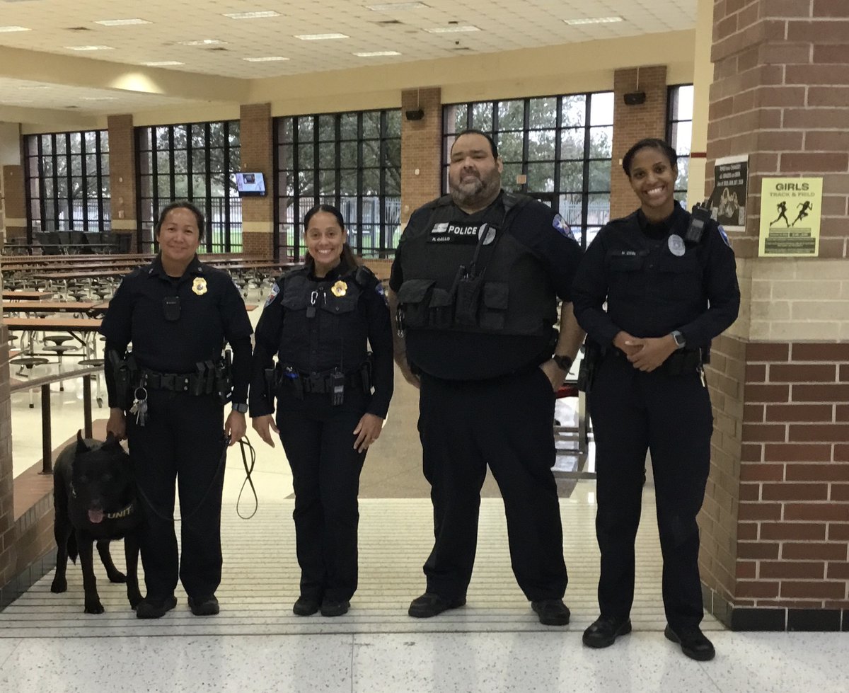 ATaylorHS's tweet image. A big thank you to the Alief ISD officers who protect, serve, and inspire our community every day. Your hard work doesn’t go unnoticed! #ThankYouOfficers #NationalLawEnforcementDay
Taylor's amazing officers- Fax, Alvarez, Allen, Gallo, and Curl