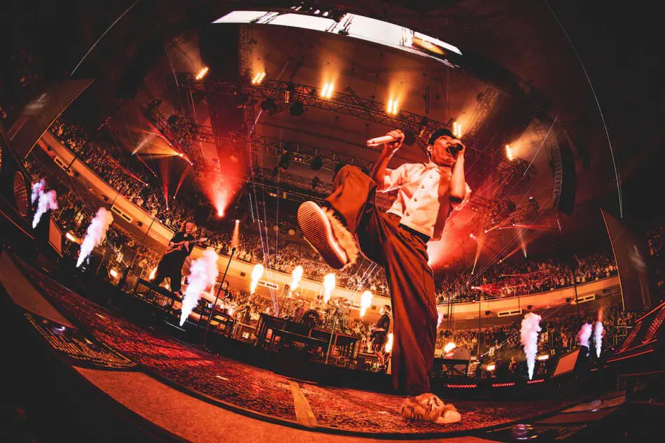 realsoundjp's tweet photo. UVERworld ライブレポート公開⚡️
＝＝＝＝＝＝＝＝＝＝＝＝＝＝＝＝

https://t.co/dgZZnfN4wI

全方位へ響き渡った一人ひとりの“君”へのメッセージ
魂でぶつかり合った熱狂の日本武道館公演を振り返る！

/／
写真はこちら！（全12枚）
https://t.co/Evllbl0N7V
\＼
#UVERworld @UVERworld_dR2 https://t.co/69GOUzUpwa