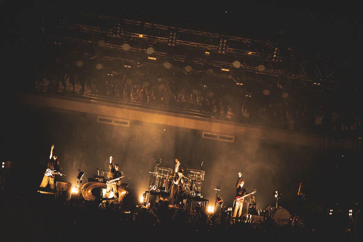 realsoundjp's tweet photo. UVERworld ライブレポート公開⚡️
＝＝＝＝＝＝＝＝＝＝＝＝＝＝＝＝

https://t.co/dgZZnfN4wI

全方位へ響き渡った一人ひとりの“君”へのメッセージ
魂でぶつかり合った熱狂の日本武道館公演を振り返る！

/／
写真はこちら！（全12枚）
https://t.co/Evllbl0N7V
\＼
#UVERworld @UVERworld_dR2 https://t.co/69GOUzUpwa