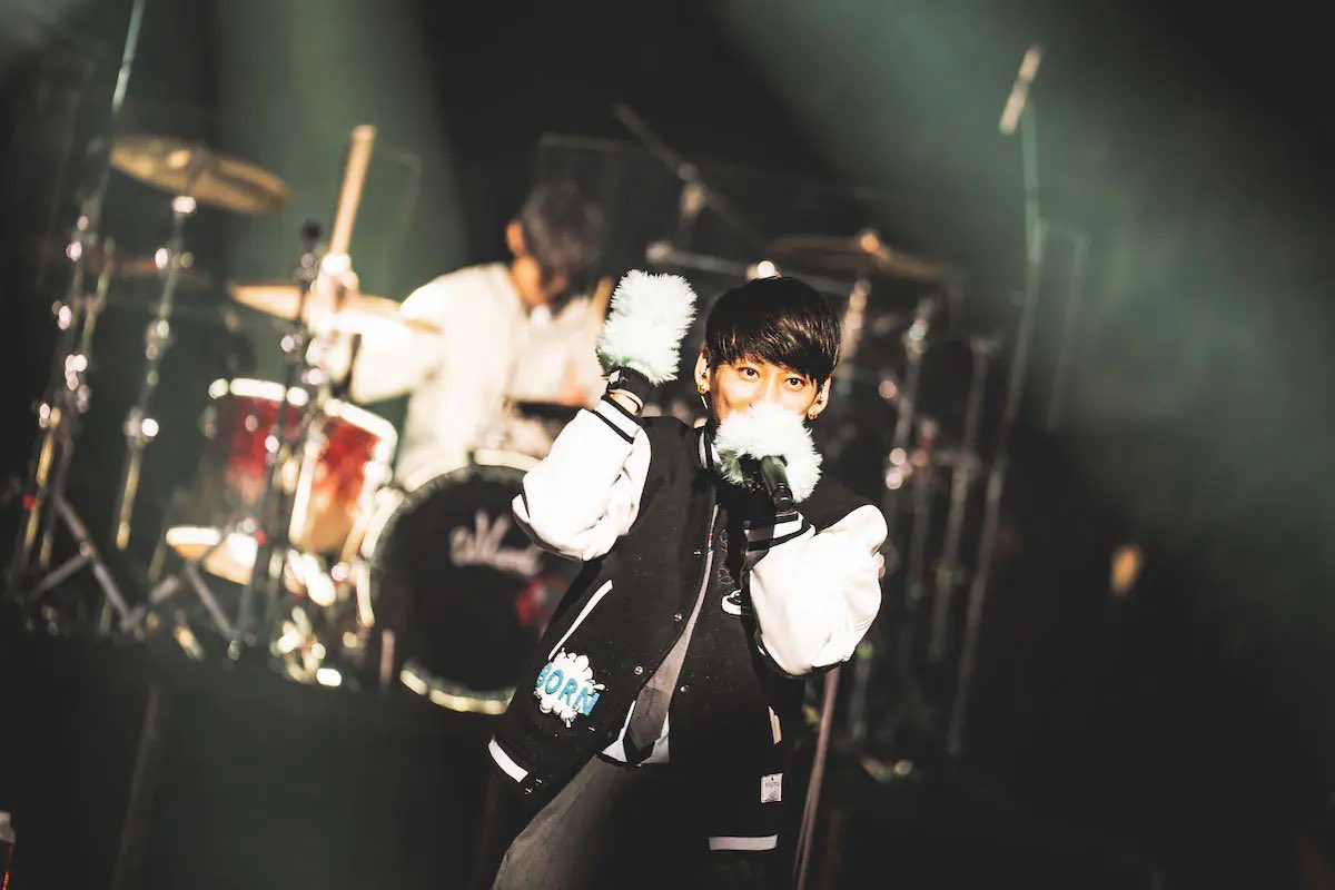 realsoundjp's tweet photo. UVERworld ライブレポート公開⚡️
＝＝＝＝＝＝＝＝＝＝＝＝＝＝＝＝

https://t.co/dgZZnfN4wI

全方位へ響き渡った一人ひとりの“君”へのメッセージ
魂でぶつかり合った熱狂の日本武道館公演を振り返る！

/／
写真はこちら！（全12枚）
https://t.co/Evllbl0N7V
\＼
#UVERworld @UVERworld_dR2 https://t.co/69GOUzUpwa