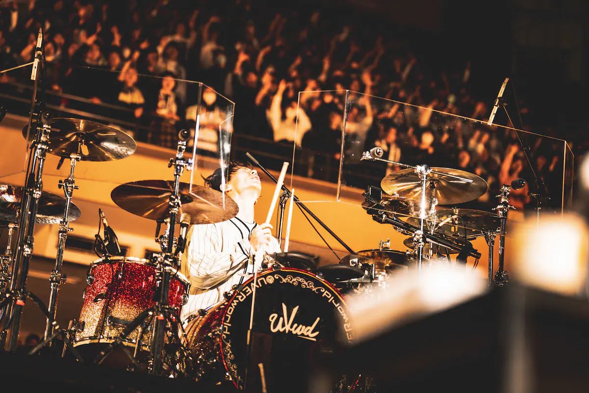 realsoundjp's tweet photo. UVERworld ライブレポート公開⚡️
＝＝＝＝＝＝＝＝＝＝＝＝＝＝＝＝

https://t.co/dgZZnfN4wI

全方位へ響き渡った一人ひとりの“君”へのメッセージ
魂でぶつかり合った熱狂の日本武道館公演を振り返る！

/／
写真はこちら！（全12枚）
https://t.co/Evllbl0N7V
\＼
#UVERworld @UVERworld_dR2 https://t.co/69GOUzUpwa
