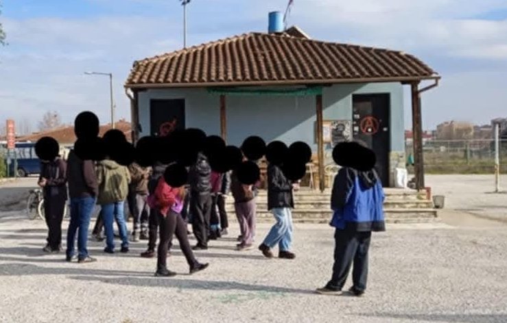 Stogios40's tweet photo. Ο πρύτανης και η αστυνομία κλείνουν την κατάληψη Αυτοδιαχειριζόμενο Στέκι Καρδίτσας. Η τοπική κοινωνία αδιαφορεί. Ξέχασαν της χιλιάδες μερίδες φαγητού που μοίρασαν στις δύσκολες στιγμές της πλημμύρας όταν το κράτος τους είχε αφήσει νηστικούς ή τις κουβέρτες και τα είδη👇 https://t.co/H0SndExqUV