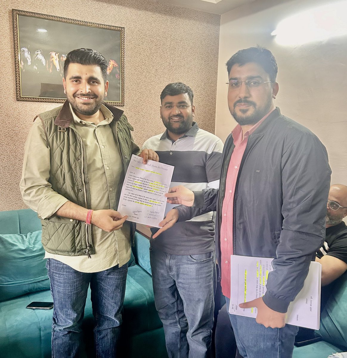कंप्यूटर अनुदेशक नियमित भर्ती की माँग कों विधानसभा में बुलंद करने के लिए आज सदैव युवा हित में अग्रिम रहकर आवाज़ बुलंद करने वाले निर्दलीय शिव विधायक <a href="/RavindraBhati__/">Ravindra Singh Bhati</a> जी कों ज्ञापन देकर संपूर्ण प्रकरण उनकें समक्ष रखा !!
पत्र लेखन अभियान कें माध्यम से बीजेपी सरकार की कथनी और करनी