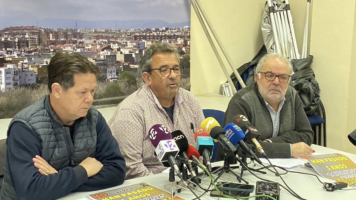 Tarragona Ràdio 🟣 (@tarragonaradio) on Twitter photo Els sindicats <a href="/UGTTarragona/">UGTTarragona</a> i <a href="/CCOOTarragona/">CCOO Tarragona #ElPoderDeCanviarhoTot</a> reclamen més simulacres, també amb els plans d’emergència municipals. Demanen més informació i formació, cap a la ciutadania i específica pels treballadors de les indústries. Els sindicats <a href="/UGTTarragona/">UGTTarragona</a> i <a href="/CCOOTarragona/">CCOO Tarragona #ElPoderDeCanviarhoTot</a> reclamen més simulacres, també amb els plans d’emergència municipals. Demanen més informació i formació, cap a la ciutadania i específica pels treballadors de les indústries.
