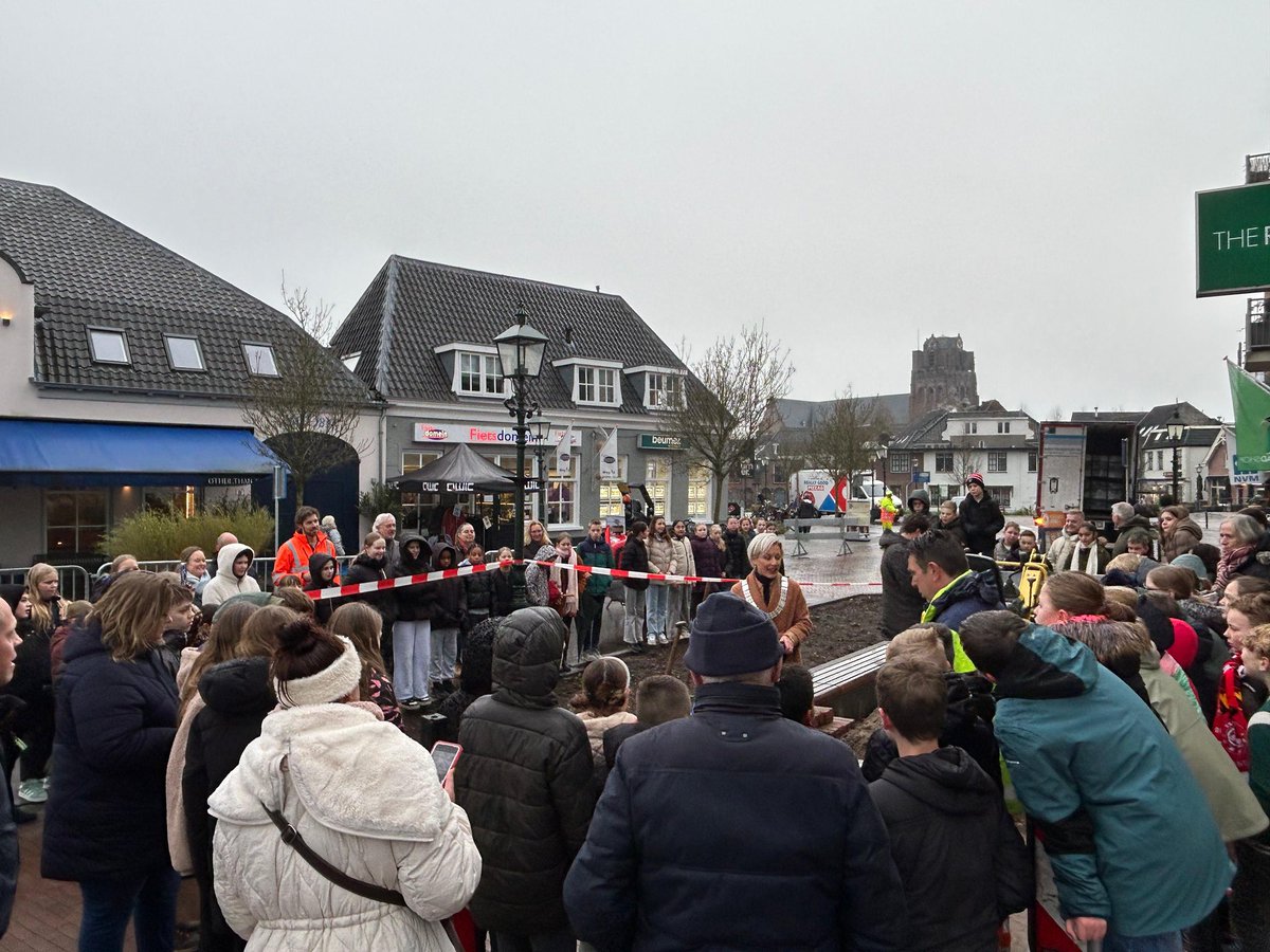 Hoe ziet <a href="/GemWbDuurstede/">Gem.WijkbijDuurstede</a> er over 40 jaar uit en hoe ziet jouw leven er nu uit? Wat is jouw wens voor de toekomst? Dat vroegen we aan alle kinderen in onze gemeente in het kader van #Wijk725. We kregen veel foto’s en brieven terug, die we vandaag in een tijdcapsule hebben begraven