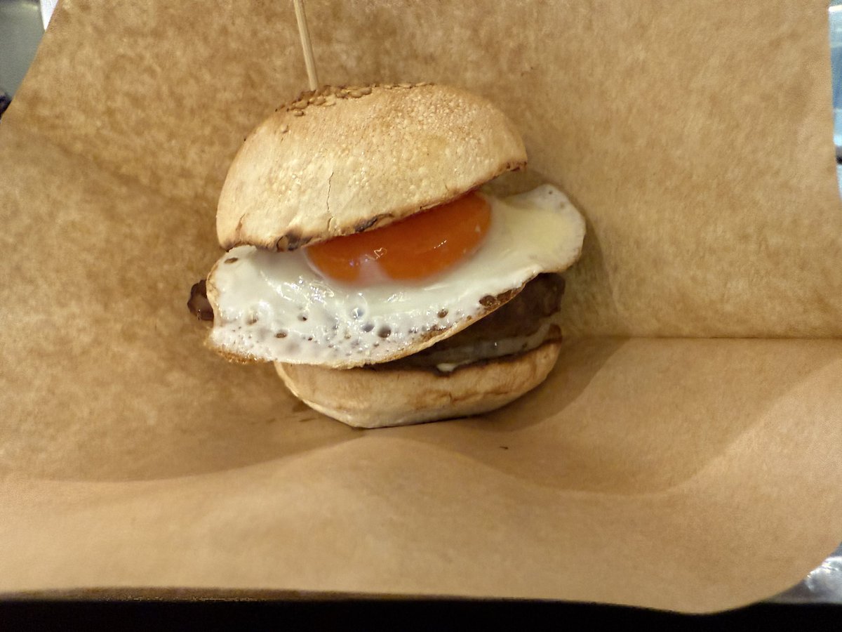n_waka's tweet photo. 飛行機が30分遅れ…
自由が丘バーガーで夜ごはん。
ハンバーガーめちゃでかい。
#HND #自由が丘バーガー #ANA #NH409 https://t.co/0R7pUmXDi1