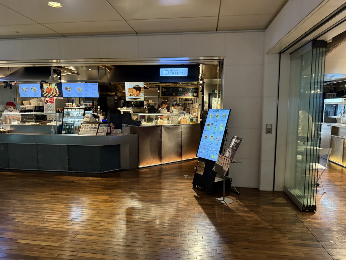 n_waka's tweet photo. 飛行機が30分遅れ…
自由が丘バーガーで夜ごはん。
ハンバーガーめちゃでかい。
#HND #自由が丘バーガー #ANA #NH409 https://t.co/0R7pUmXDi1