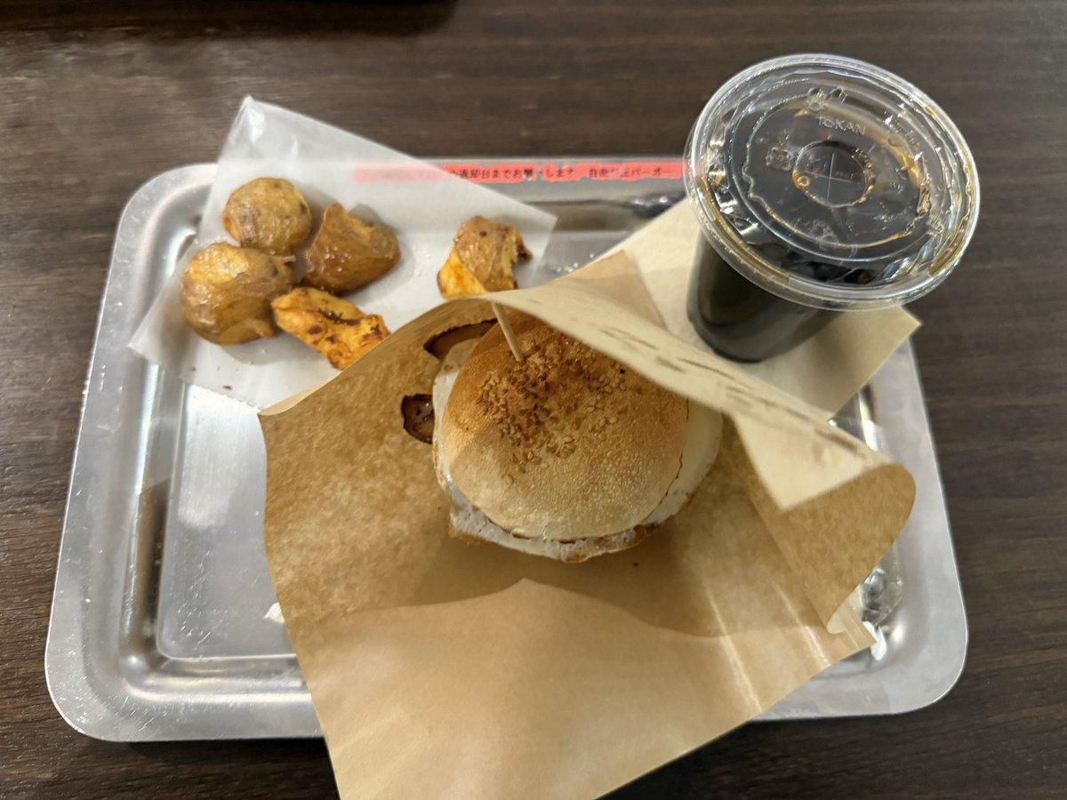 n_waka's tweet photo. 飛行機が30分遅れ…
自由が丘バーガーで夜ごはん。
ハンバーガーめちゃでかい。
#HND #自由が丘バーガー #ANA #NH409 https://t.co/0R7pUmXDi1