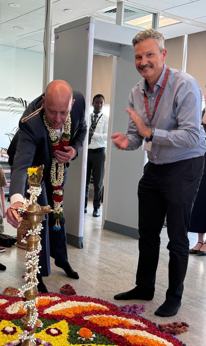 AusCGChennai's tweet photo. We welcomed our new Consul, Alex Veneziano and his family to #Chennai and to our Consulate. A traditional South Indian welcome with lamp-lighting, garlands and a pookolam 🌼 https://t.co/bwHcjRqLgO