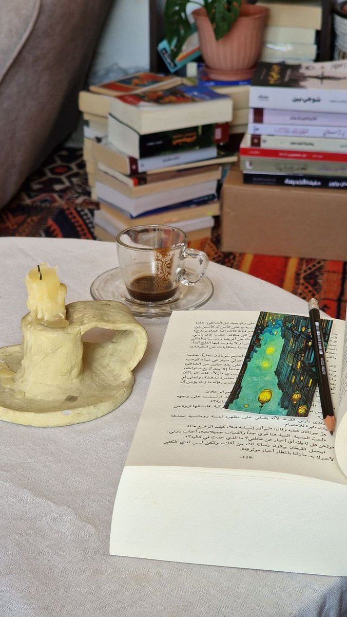 ليس هناك كتاب أقرأه ولا أستفيد منه شيئا جديدا، فحتى الكتاب التافه أستفيد من قراءته أني تعلمت شيئا جديدا هو ما هي التفاهة؟ وكيف يكتب التافهون؟