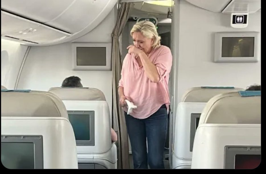 TheGoodRv's tweet photo. "#MarineLepen en jeans"
"#MarineLepen pleure son père"
"#MarineLepen fait ses courses dans un Hyper"
Etc... 

Les détracteurs décérébrés qui pensent que l'afficher dans ces situation lui nuit...

Réveil : En fait, ça suscite surtout du "Elle est comme nous, MLP" https://t.co/0dWeMSXQvq