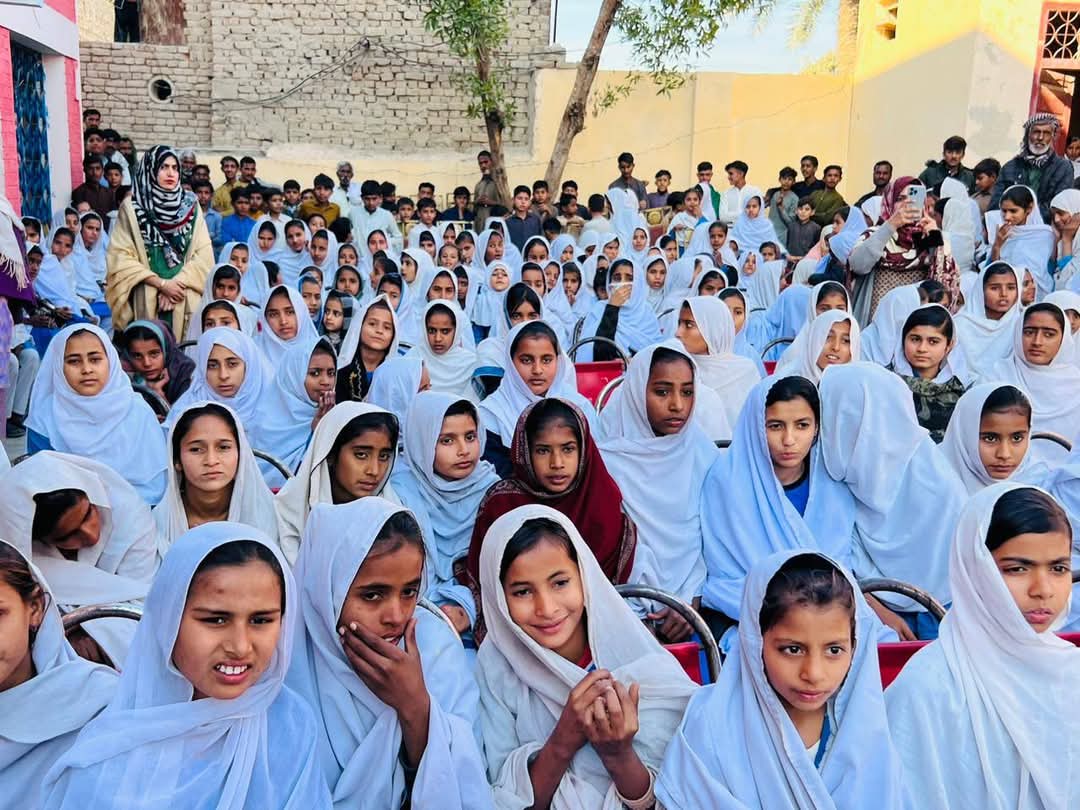 Muhamma62610083's tweet photo. Thanks allot Ma'am @ShahNafisa, she watched our efforts and she was very impressed to see that we working with support of friends and work for our poor girls to support for education, she also support us and announced good support for our village's poor girls in our govt school https://t.co/AEOEUIU5oY