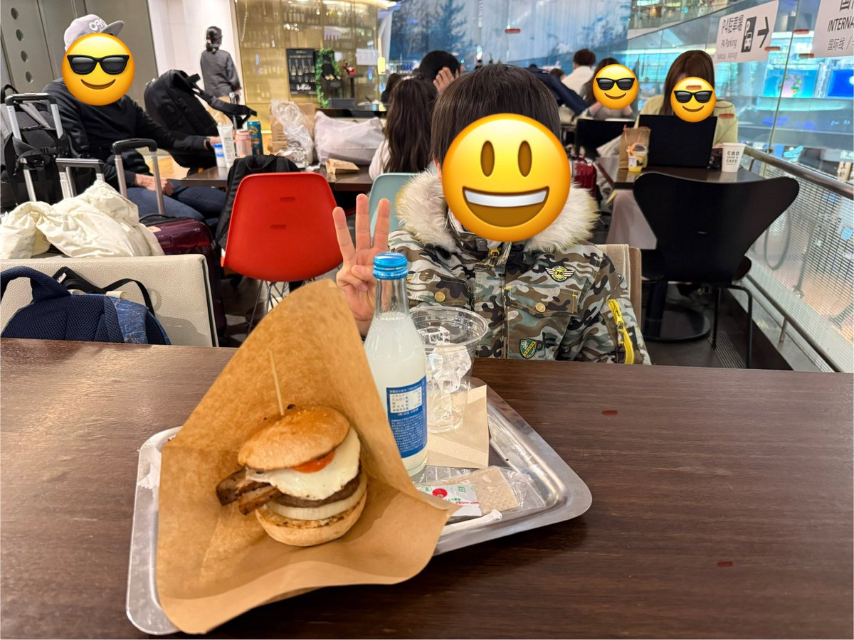 n_waka's tweet photo. 飛行機が30分遅れ…
自由が丘バーガーで夜ごはん。
ハンバーガーめちゃでかい。
#HND #自由が丘バーガー #ANA #NH409 https://t.co/0R7pUmXDi1