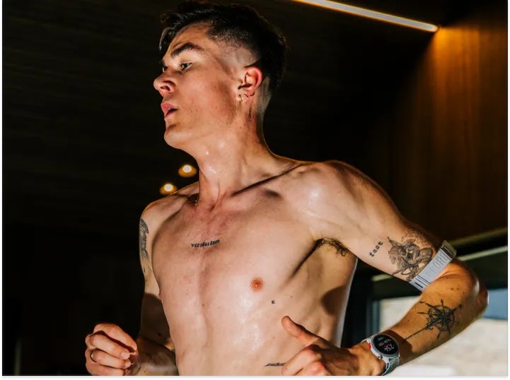 Jakob Ingebrigtsen: "Para mí, las sesiones en cinta son mucho más controlables que las sesiones al aire libre. Puedo marcar un ritmo y olvidarlo, sin tener que preocuparme por el viento, los giros o cualquier otro elemento externo".