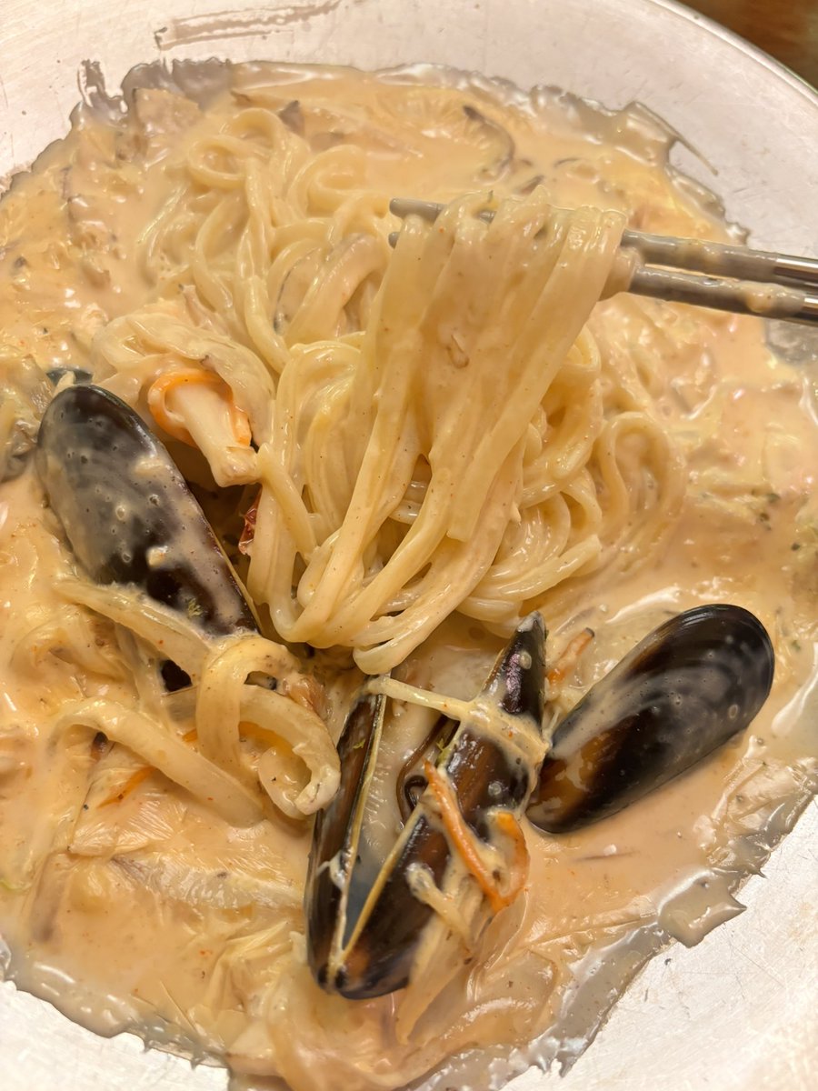 koshi194's tweet photo. 新論峴と江南駅の間くらいにあるお店。ジャージャー麺も美味しいけど、個人的には「クリームちゃんぽん」(13000W)もおすすめ🙆‍♀️コクのあるクリーミーなソースなんだけどどこか香ばしさもあってめちゃくちゃおいしい！私はいつも1人で行ってます〜

📍 ポンサブカンナム駅店
서울 강남구 강남대로102길 15 지하1층