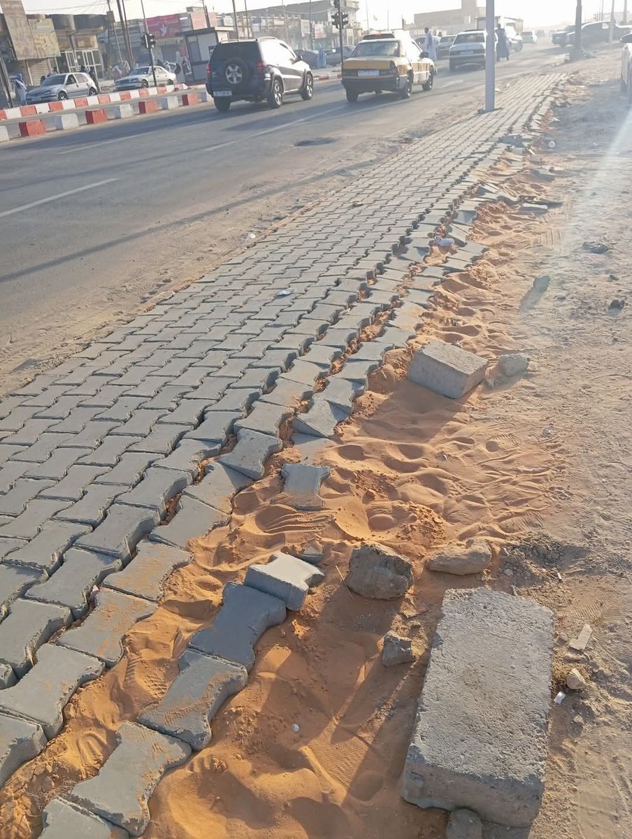 Mouchtaba's tweet image. لمن  يسأل عن كيف يتم نهب مقدرات الشعب، هكذا تم تسلم الرصيف من الشركة المنفذة.
#موريتانيا