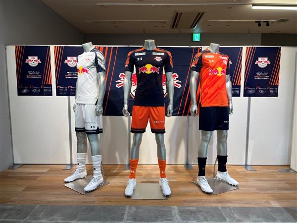 🔵ユニフォーム展示中🟠 大宮駅西口のアルシェ2階にて、先ほどお披露目