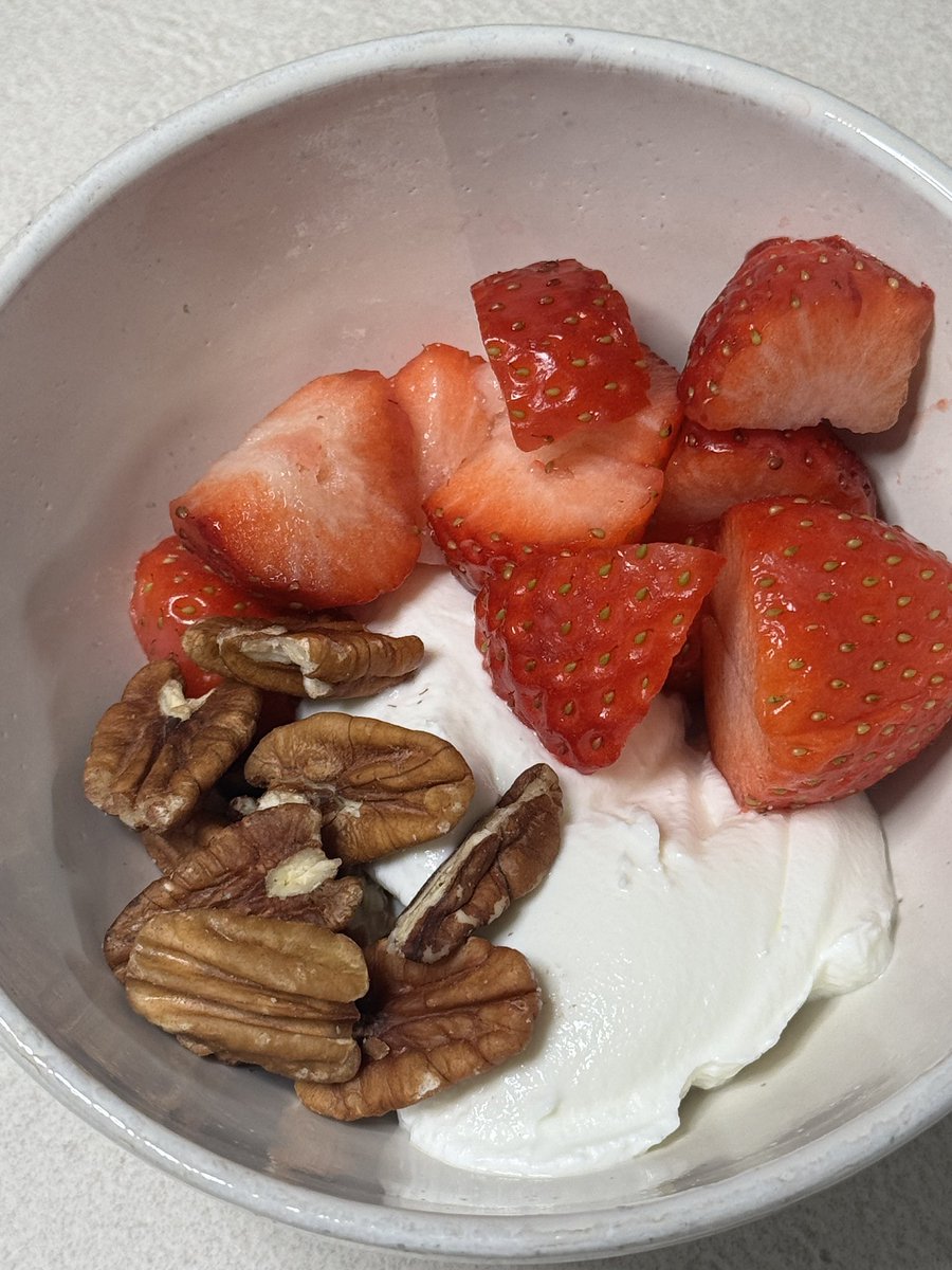 너무 추워서 요리도 하기 귀찮은 오늘
7분 원팟비빔밥과 낫또로 저녁 먹고 

요거트에 딸기 피칸 넣어 
간식도 저속노화했습니다 💛