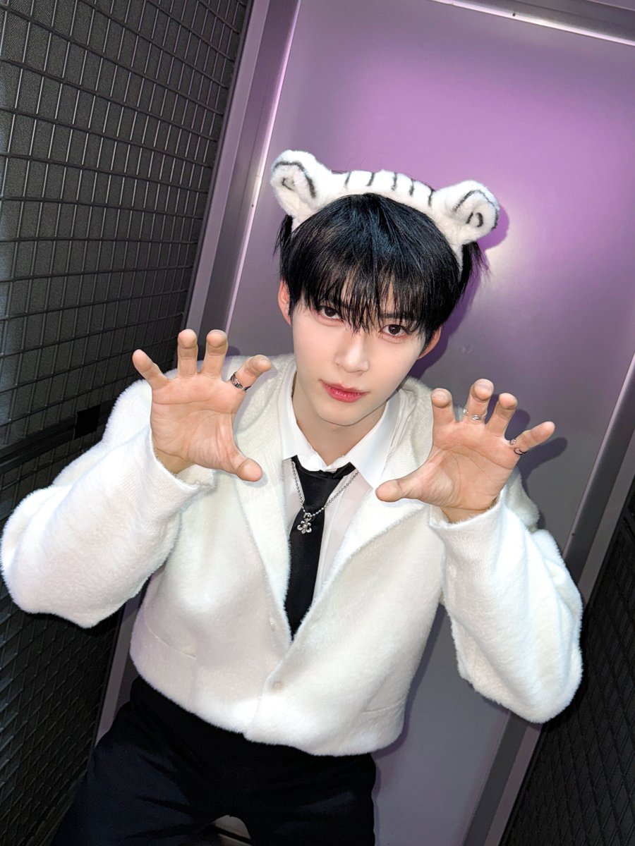 ZB1_official's tweet photo. _𝗭𝗘𝗥𝗢𝗙𝗢𝗖𝗨𝗦

어흥!🐯 새해를 맞아 더 용맹하게 돌아온 햄카운트다운🐯
(호랑이 맞아요? 햄스터 아니고?) 
뱀띠 햄씨와 함께 2025년 엠카도 달려보아요🐍

#ZEROBASEONE #ZB1 
#제로베이스원 https://t.co/bPj4A0oLQo