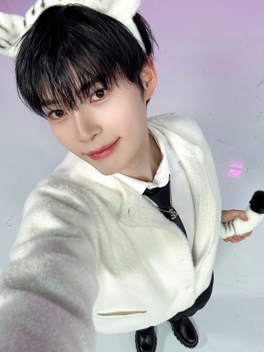 ZB1_official's tweet photo. _𝗭𝗘𝗥𝗢𝗙𝗢𝗖𝗨𝗦

어흥!🐯 새해를 맞아 더 용맹하게 돌아온 햄카운트다운🐯
(호랑이 맞아요? 햄스터 아니고?) 
뱀띠 햄씨와 함께 2025년 엠카도 달려보아요🐍

#ZEROBASEONE #ZB1 
#제로베이스원 https://t.co/bPj4A0oLQo