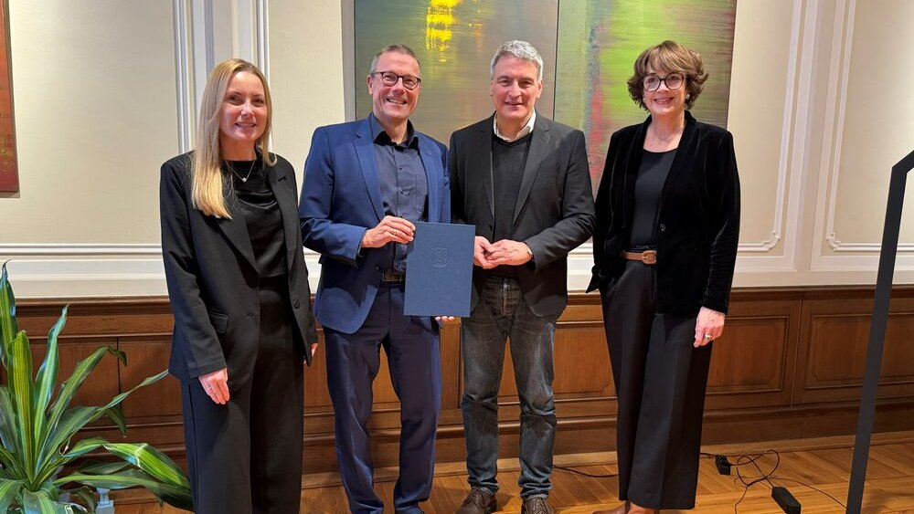 Stadt Wuppertal (@stadt_wuppertal) on Twitter photo Die Stadt #Wuppertal ist dem Netzwerk „Erfolgsfaktor Interkulturelle Öffnung“ beigetreten. OB <a href="/UweSchneidewind/">Uwe Schneidewind</a> hat dazu heute mit Staatssekretär Lorenz Bahr vom Ministerium <a href="/ChancenNRW/">chancen.nrw</a> die entsprechende Vereinbarung unterzeichnet. ➡️wuppertal.de/presse/meldung… (1/2) Die Stadt #Wuppertal ist dem Netzwerk „Erfolgsfaktor Interkulturelle Öffnung“ beigetreten. OB <a href="/UweSchneidewind/">Uwe Schneidewind</a> hat dazu heute mit Staatssekretär Lorenz Bahr vom Ministerium <a href="/ChancenNRW/">chancen.nrw</a> die entsprechende Vereinbarung unterzeichnet. ➡️wuppertal.de/presse/meldung… (1/2)