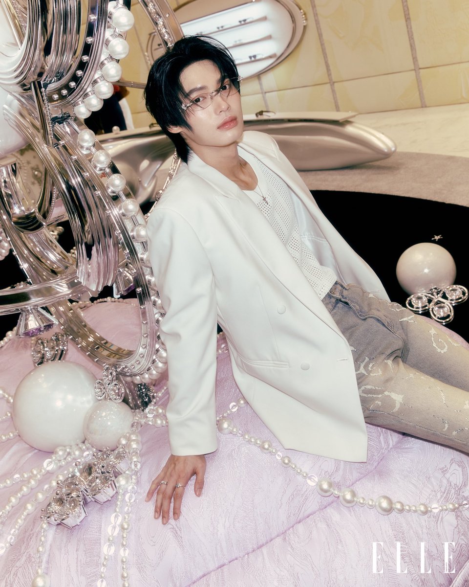 ELLEThailand's tweet photo. หล่อออร่า! ส่องลุคของหนุ่มวิน เมธวิน @winmetawin ที่มาพร้อมแว่น Gentle Monster ประดับจีเวลสุดคูล ที่งานเปิดตัว Pop-Up Store Jewelry 2025 Collection ณ EM Gallery ชั้น M ศูนย์การค้า ดิ เอ็มโพเรียม

#ELLEThailand
#GentleMonster
#winmetawin 
#GentleMonsterxWin https://t.co/BpvrBtoPG0