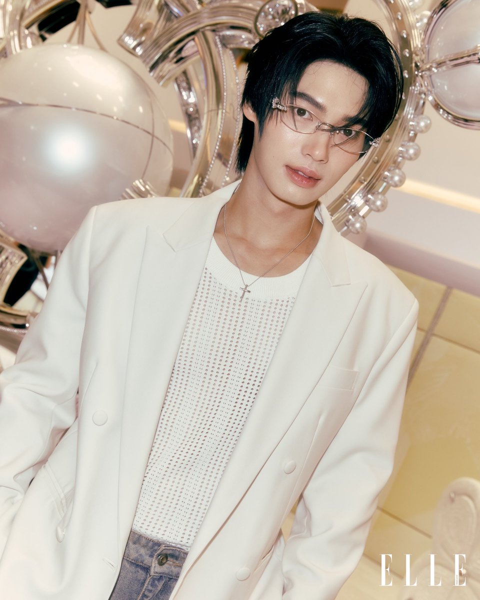 ELLEThailand's tweet photo. หล่อออร่า! ส่องลุคของหนุ่มวิน เมธวิน @winmetawin ที่มาพร้อมแว่น Gentle Monster ประดับจีเวลสุดคูล ที่งานเปิดตัว Pop-Up Store Jewelry 2025 Collection ณ EM Gallery ชั้น M ศูนย์การค้า ดิ เอ็มโพเรียม

#ELLEThailand
#GentleMonster
#winmetawin 
#GentleMonsterxWin https://t.co/BpvrBtoPG0