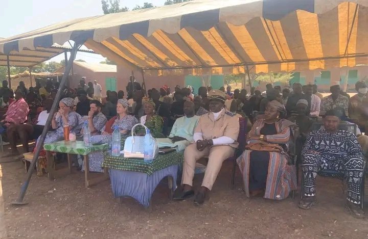 ONGSIRABASCHOOL's tweet photo. Accueilli chaleureusement par la communauté et les autorités locales (le DCAP, le Maire, le Sous-Préfet), avec des chants et des tableaux de reconnaissances pour leurs œuvres humanitaires qui durent plus de 15 ans au Mali plus précisément dans la commune de Ouelessebougou/Faraba. https://t.co/MVNBozuZ5V