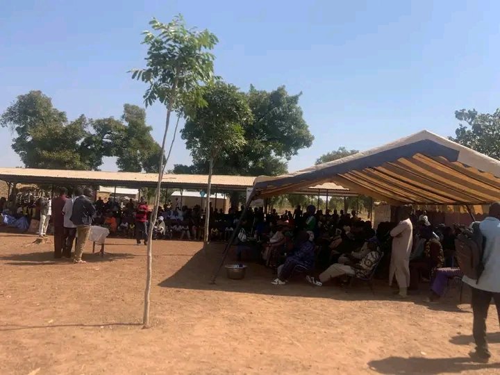 ONGSIRABASCHOOL's tweet photo. Accueilli chaleureusement par la communauté et les autorités locales (le DCAP, le Maire, le Sous-Préfet), avec des chants et des tableaux de reconnaissances pour leurs œuvres humanitaires qui durent plus de 15 ans au Mali plus précisément dans la commune de Ouelessebougou/Faraba. https://t.co/MVNBozuZ5V