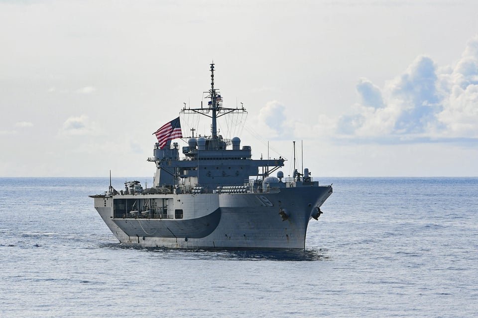 r116440's tweet photo. 🇺🇸 @USNavy Lead amphibious command ship of her class USS Blue Ridge (LCC-19) in the Philippine Sea with the Theodore Roosevelt Carrier Strike Group, 24 Mar, 2020 #warship #LCC19 #USSBlueRidge #navy #naval https://t.co/fZy7kl3BbQ