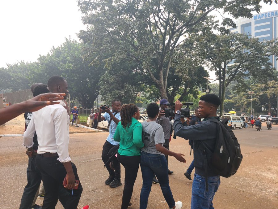FreedomMove_Ug's tweet photo. Solidarity to the Comrades who earlier this morning took it to the streets in resistance to the court martial's trial of civilians &amp; the unjust sentencing of Counsel @kiizaeron. Unashamed of its impunity the regime has yet again dispersed &amp; arrested some of comrades. We'll resist https://t.co/3PsCiX3eaO