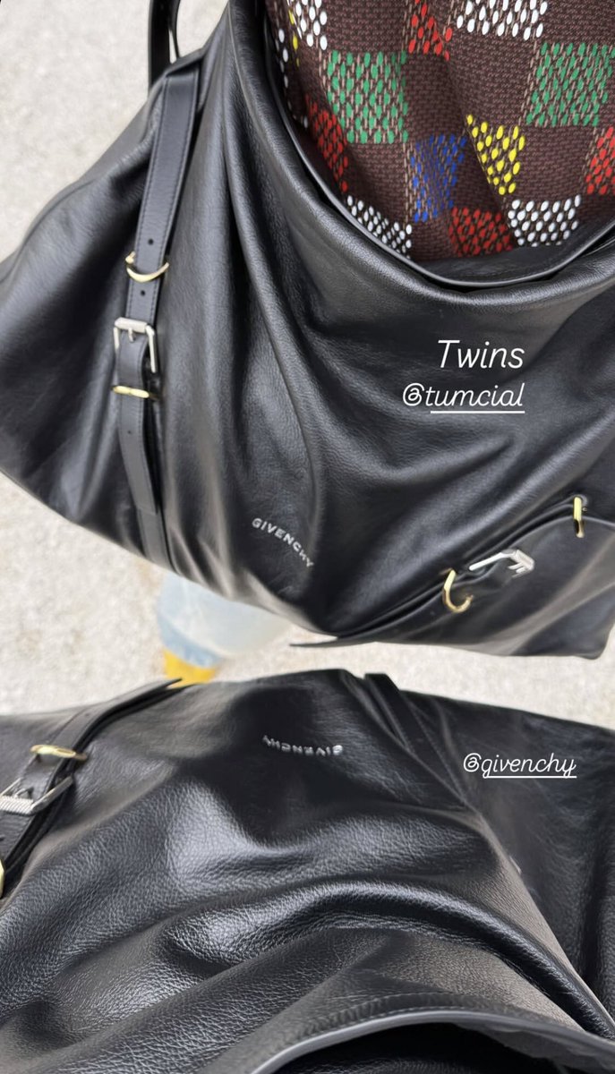 Nida12Ni's tweet photo. กระเป๋าคู่พี่น้องไปอีกก เท่สุดๆไปเลย 😉
 
#givenchyfw24 #givenchyvoyou
#Givenchy 
FORCEBOOK ITALY TRIP D2
#ForceBook2ndFMinRome
@off_tumcial @kasibook 
#Tumcial  #kasibook https://t.co/f02nn5X5SZ