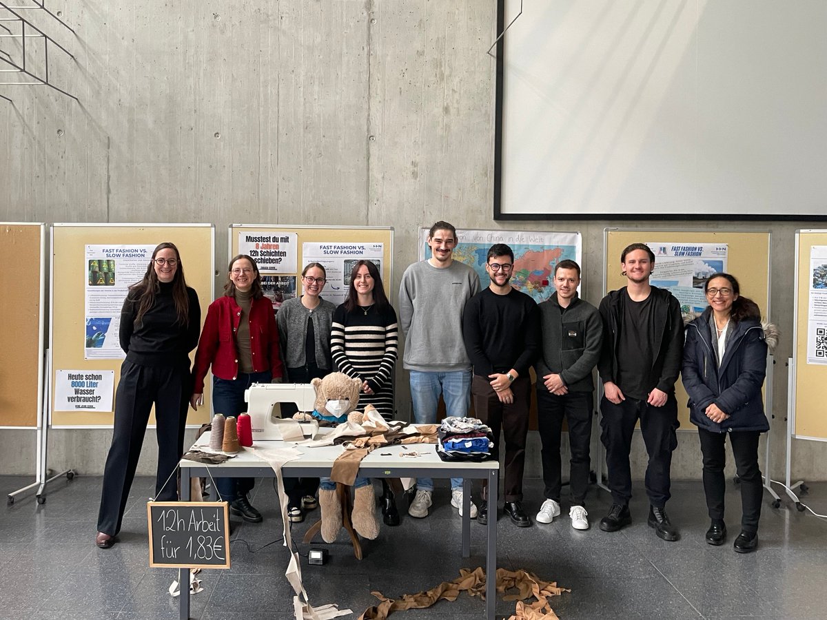 Meine Studierenden haben eine selbstgestaltete Ausstellung zu #FastFashion vs. #SlowFashion eröffnet. Ausgehend von einer intensiven Auseinandersetzung mit #Shein, zeigen sie die dunkele Seite des Kapitalismus und machen auf einer eigenen Webseite Alternativangebote! Toll! Danke!