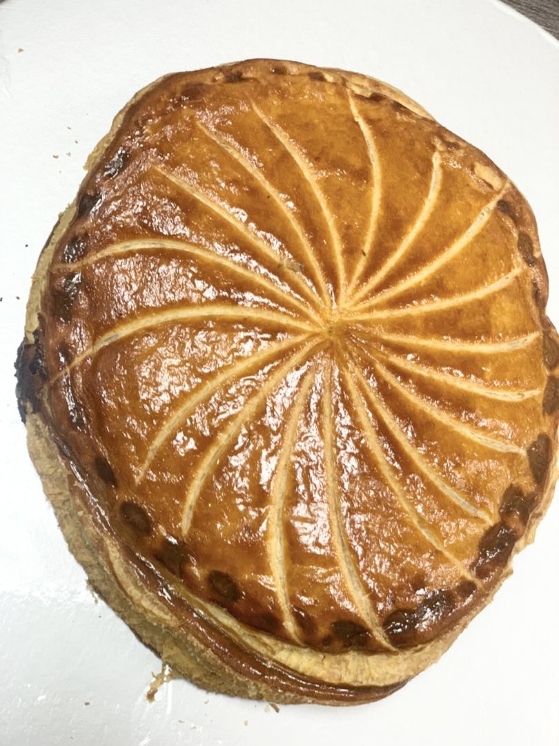 Treat yourself to an exquisite galette des rois (King's cake)! We're now accepting orders for delivery in just 48 hours. Pre-order today and impress your family and friends with a culinary masterpiece they'll never forget!
.
.
.
.
#Bourboncoffee #bourbonbakery #tart #dessert