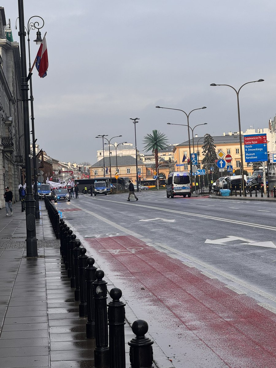 Trafiłam dzisiaj na protest Solidarności w centrum Warszawy. Zamknięte ulice, mnóstwo policji (jakie to koszty!), petardy hukowe. Ale zero oburzonych mieszkańców Warszawy na protestujących. Protest przeciwko zamykaniu elektrowni węglowych (sic!).