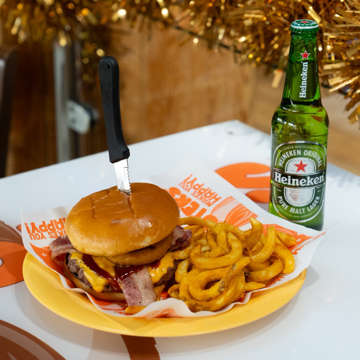 Hootersnotts's tweet image. #TGIT🎉

We're not sure about you but Thursday is one of our favourite days and this here is the reason why... 🙏

Burger, fries and a beer for only £10.99 😍