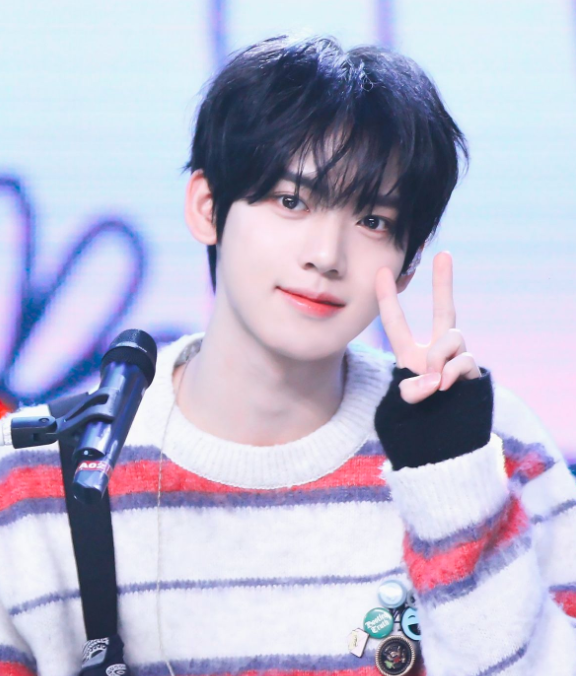 AboutMusicYT's tweet photo. During ZEROBASEONE Yujin's livestream, Gunwook revealed that Yujin prepared beforehand a list of topics to talk about during the live, because he "doesn't talk a lot". https://t.co/obgPrFSXf2