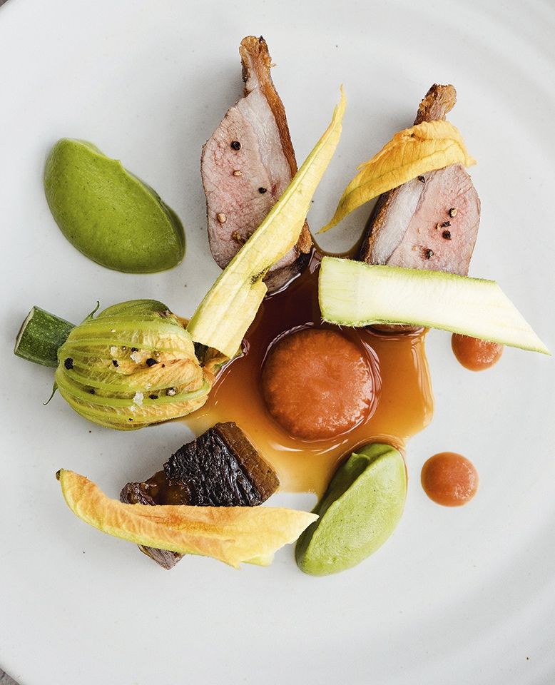 FoodandTravelHQ's tweet photo. Tom Kitchin has worked in kitchens in Paris and Monte Carlo but when opening his own, the unparalleled produce of the 'greatest place on earth' recalled him

Read the full interview in the current issue

📸 Marc Millar
🖊️ Xenia Taliotis

#foodandtravel #chefinterview #edinburgh https://t.co/Vd9lGNWbIi