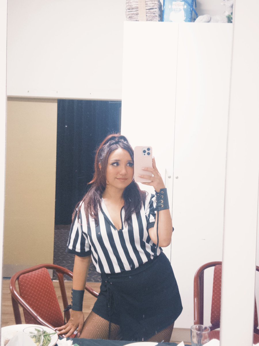 HiitsmeKingsley's tweet photo. Oh, she’s a cute ref, calling it down the middle at Laurieton! #IWASummerTour 🏝️☀️ #SoFair 🌝 https://t.co/peHETyqXku