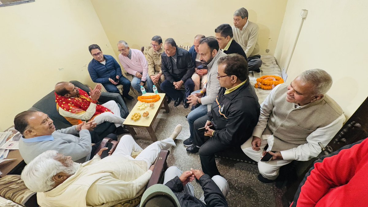 सराय जुलैना गाँव कालकाजी विधानसभा में श्री विनोद जी के निवास पर सम्मानित स्थानीय निवासियों के साथ चाय पर चर्चा करते हुए। इस 10 साल के कुशासन को जड़ से उखाड़ फेंकने का वक्त अब आ चुका है। दिल्ली की जनता फ़र्जीवाल की छुट्टी करने के लोए उत्सुक है। साथ में श्री नेपाल जी, श्याम जी,