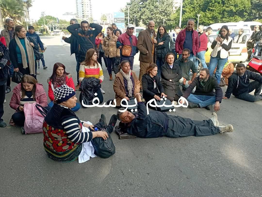 عاجل يحدث الان : 

الموظفين العلويين والمسيحيين الذين فصلهم الجولاني لأسباب طائفية تماما يتظاهرون بطرطوس ويقطعون الطريق أمام المحافظة .