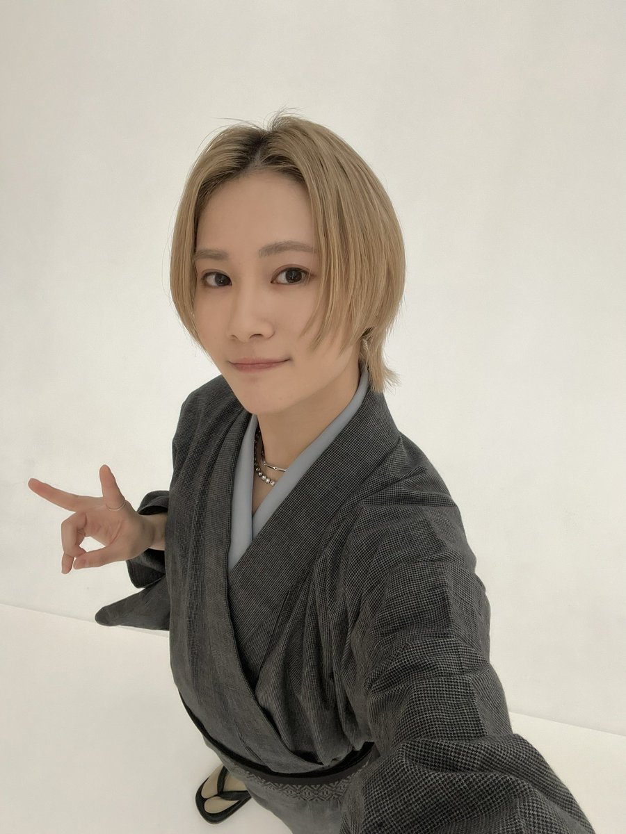 WOLFHOWLHARMONY's tweet photo. ◤￣￣￣￣￣￣￣￣￣￣￣￣￣￣￣￣￣￣
　WOLF HOWL HARMONYの美容連載
　　　「#ウルフの美容道」vol.32
　　　  A HAPPY NEW YEAR！
　　 着物ウルフから年始のご挨拶
＿＿＿＿＿＿＿＿＿＿＿＿＿＿＿＿＿＿◢

みなさん！
あけましておめでとうございます🌅
新年1発目の「ウルフの美容道」です！
全員初めて着物を着ました☺️
どーかな？？😶

今年の意気込みも話しているので
是非ご覧下さい！❤️‍🔥

HIROTO

🔗「ウルフの美容道 vol.32」はこちら
https://t.co/pBUMbwwNEO

感想コメントも #ウルフの美容道 をつけて
沢山お待ちしてますｯｯ🙏🏻✨

#VOCE @iVoCE 
#WOLFHOWLHARMONY #WHH