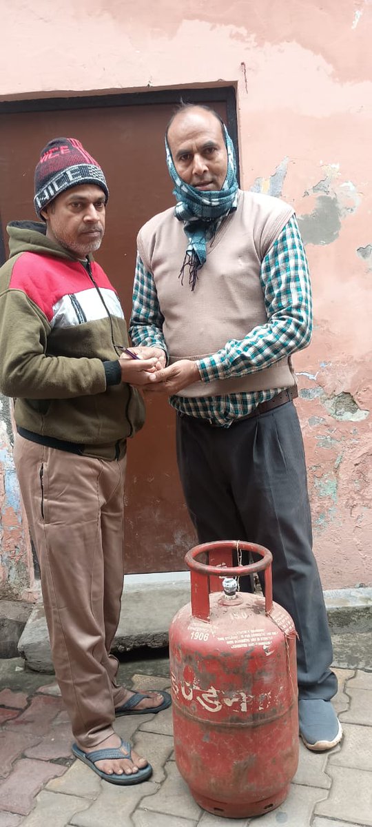 #CustomersDay celebrated at Rana Gas Service, Meerut! Chocolates, candies, free LPG hoses and lighters distributed at showroom &amp;customer premises, delighting customers and spreading smiles.
<a href="/DirMktg_iocl/">Director (Marketing), IndianOil</a> <a href="/IndianOilcl/">Indian Oil Corp Ltd</a> <a href="/ChairmanIOCL/">ChairmanIOC</a> <a href="/EDLPGIOCL/">Sailendra K</a> <a href="/ioclupso2/">IOCL_UPSO-2</a> <a href="/HemantIoc/">Hemant Rathore</a> <a href="/cvenj_Shivendra/">SHIVENDRA KUMAR</a>